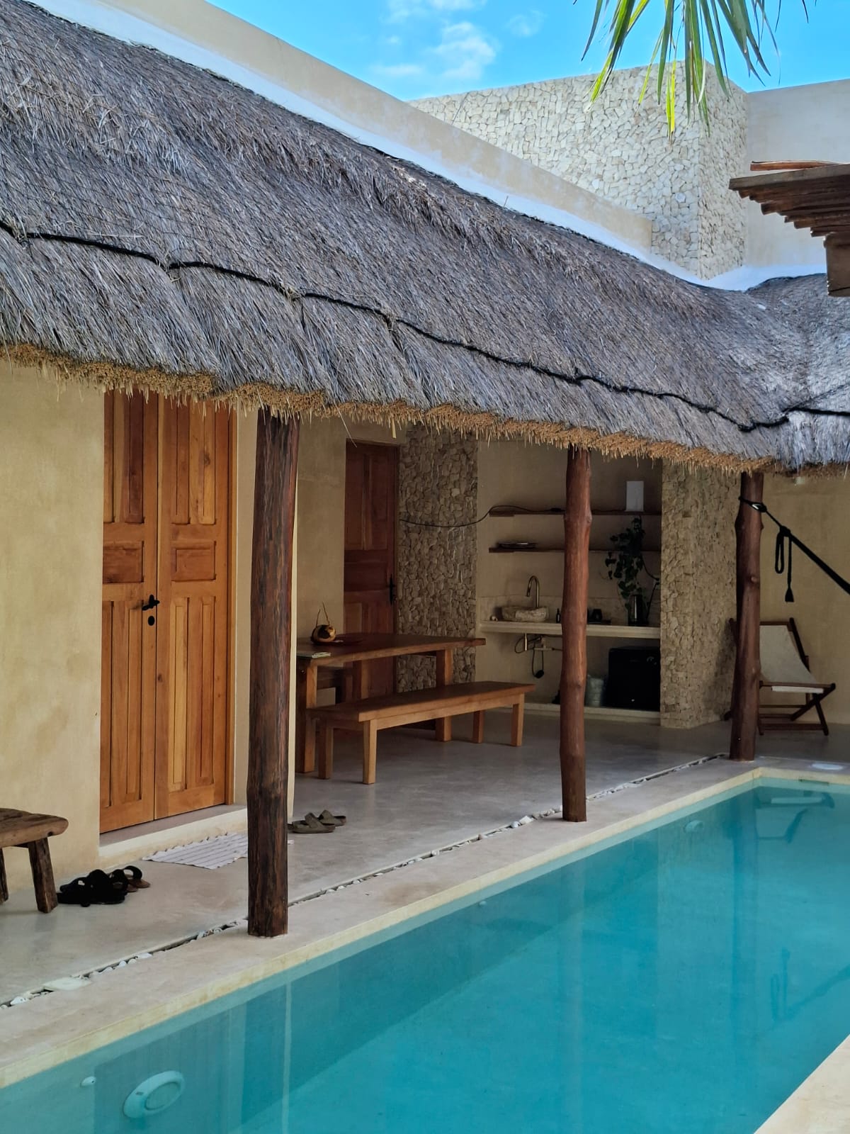 Piscina de Coco Calín — materiales naturales y vegetación